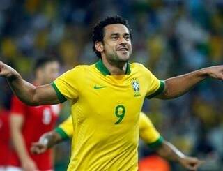 Fred marca o primeiro gol em partidas oficiais do novo Maracanã (Foto: Agência Reuters)