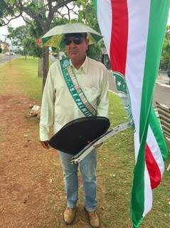 O vendedor Edivaldo Alves com a faixa do nono título Brasileiro do Palmeiras. Custa R$ 20 e a bandeira R$ 50 (Foto: PNS)