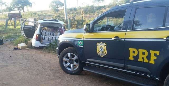 Carro capota, traficante abandona 1 tonelada de maconha e foge a p&eacute;