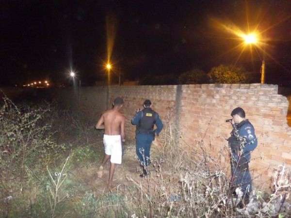 Travesti rouba R$ 1,2 mil, amea&ccedil;a com faca e tenta estuprar v&iacute;tima