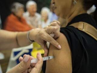 Mulher recebe dose de vacina (Foto: Marcelo Camargo/Agência Brasil)