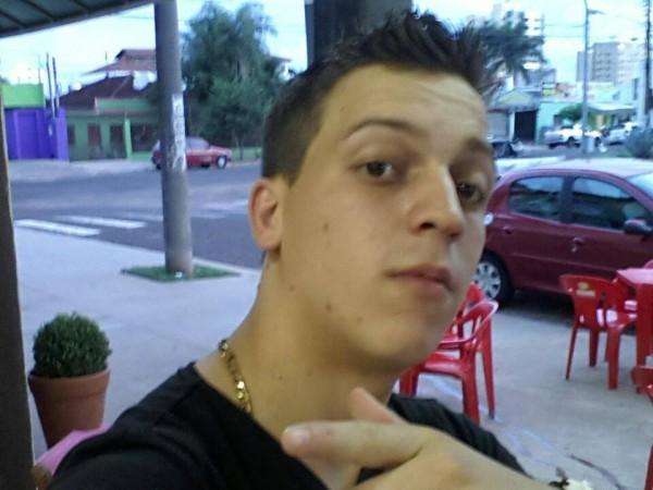 Jovem que morreu ao bater moto em &aacute;rvore e poste n&atilde;o tinha CNH