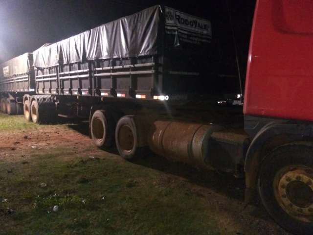 Caminh&atilde;o escondido em mata carregava 880 caixas de cigarros 