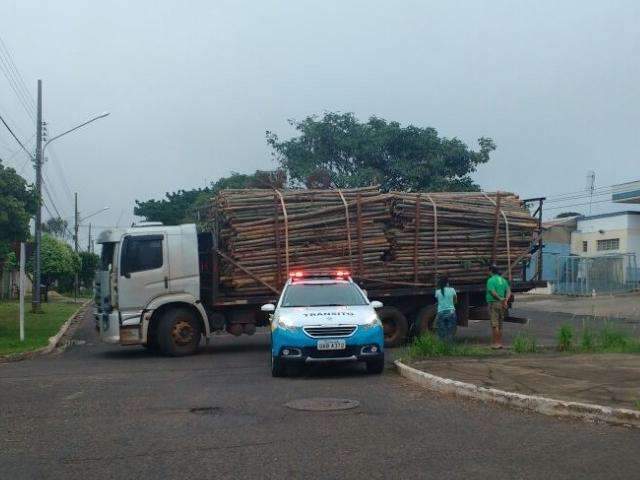 Motoqueiro fica ferido ap&oacute;s colidir em caminh&atilde;o carregado em rotat&oacute;ria