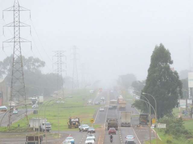 Ap&oacute;s in&iacute;cio de manh&atilde; chuvosa, n&eacute;voa &uacute;mida encobre Campo Grande 