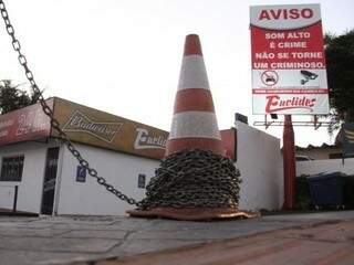 Correntes e cones impedem aglomerações no estacionamento da conveniência (Foto: Marcos Ermínio/Arquivo)