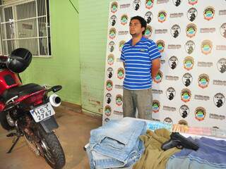 Suspeito de assalto com o dinheiro roubado, a moto, a arma de brinquedo e as roupas usadas no crime (Foto: João Garrigó)