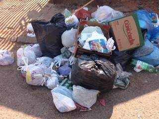 Lixo do Tiradentes está aguardando ser recolhido desde segunda (25). (Foto: Direto das ruas) 