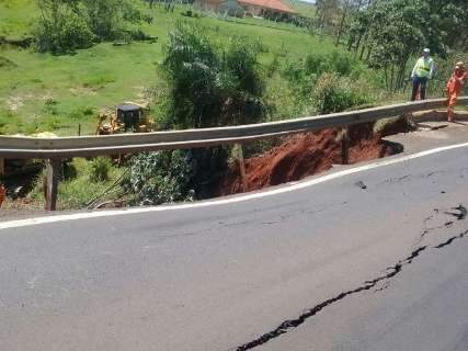 Trecho de rodovia que corta o Estado continua interditado após duto romper