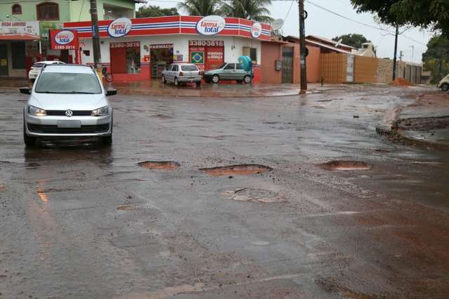 Buracos cobertos h&aacute; dois meses ressurgem e exp&otilde;em desperd&iacute;cio
