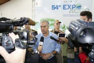 Governador (centro) participa de abertura de feira agropecuária em Dourados. (Foto: Eliel Oliveira)