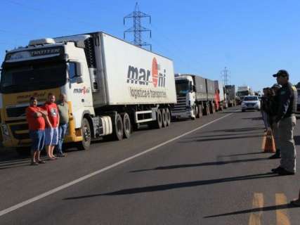 Caminhoneiros retomam bloqueio em rodovias de MS nesta manhã