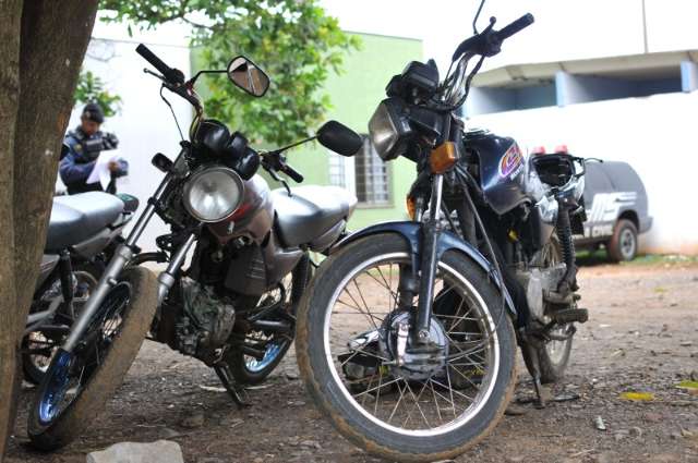 Homem &eacute; preso em oficina de desmanche de motos no Uirapuru