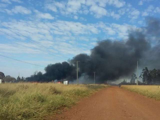 Inc&ecirc;ndio atinge barraco de recicl&aacute;veis no Indubrasil e mobiliza bombeiros