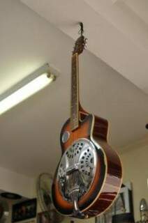 Guitarra dos anos 70 pode ser comprada por R$700.