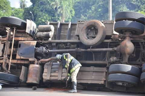 Tanque racha e diesel vaza após tombamento de caminhão na Três Barras