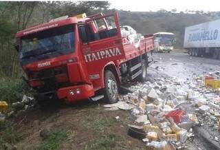 O caminhão estava carregado de bebidas e foi parar fora da pista. O motorista do outro veículo envolvido no acidente, morreu. (Foto: Via WhatsApp / reproduzido do site Edição de Notícias). 