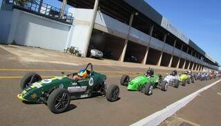 O dia será de treinos livres e definição de grids da Fórmula Vee no Autódromo Internacional de Campo Grande (Foto: F-Vee/Divulgação)