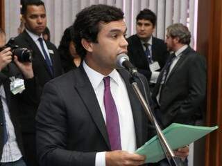 Deputado Beto Pereira (PSDB) retirou o projeto durante a sessão (Foto: Victor Chileno/ALMS)