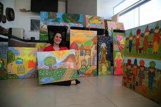 Agora, além de realizar sua primeira exposição, Luciana decidiu doar as telas para entidades que atendem crianças em Campo Grande. (Foto: Thailla Torres)