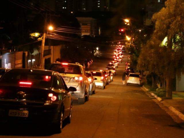 De dia ou de noite, tr&aacute;fego fica lento em regi&atilde;o do Jardim dos Estados 