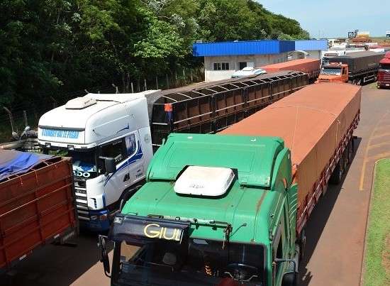 Demora em atendimento na Receita deixa caminh&otilde;es parados por at&eacute; 5 dias