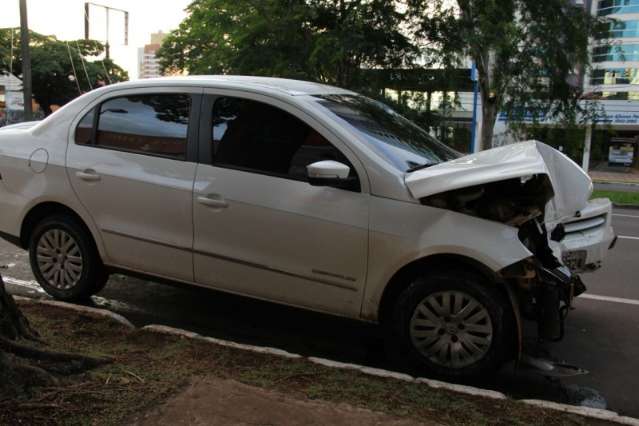 Policial cochila, perde o controle da dire&ccedil;&atilde;o e colide com &aacute;rvore