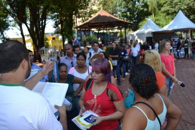 Dezenas v&atilde;o &agrave; pra&ccedil;a por vagas de emprego e dicas para as entrevistas 