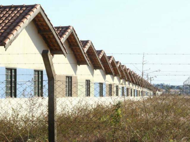 Caixa promete retomar obras de casas paralisadas h&aacute; 2 anos na Capital