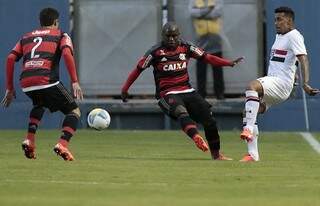 Flamengo (vermelho) venceu o São Paulo e está na semifinal da Copinha. (Foto: Gazeta Press)