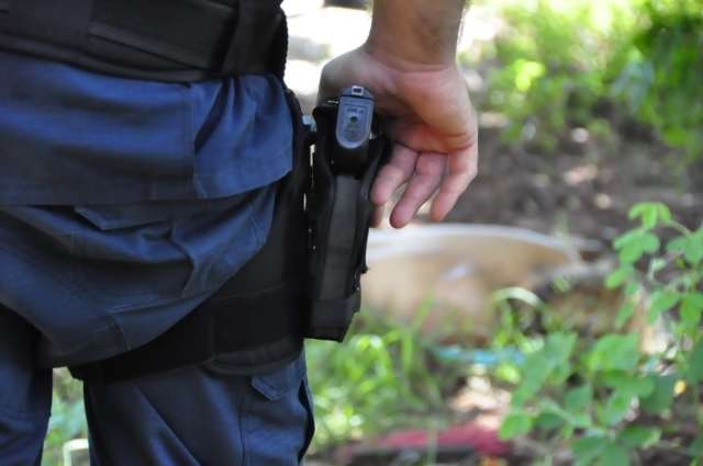 Mulher de 24 anos &eacute; encontrada morta e seminua em terreno baldio