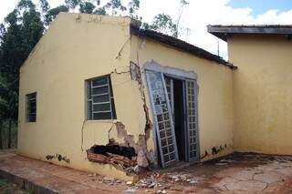 Acidente provocado por jipeiro aconteceu na última quinta-feira (23) e colisão danificou a estrutura da casa (Foto: Marcos Ermínio)