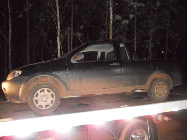 Pol&iacute;cia recupera em estrada vicinal rumo ao Paraguai carro roubado no PR