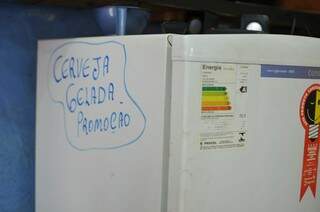 Na geladeira do salão, o recado avisa que a cerveja ali é mais barata. (Foto: Alcides Neto)