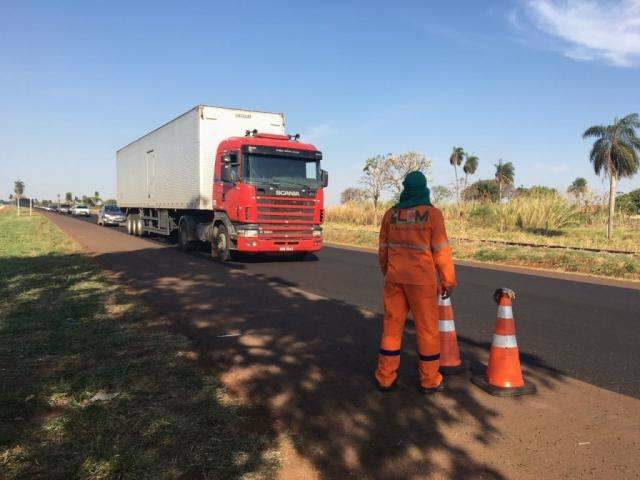 Recapeamento na rodovia BR-262 continua, mas tr&acirc;nsito volta a fluir 