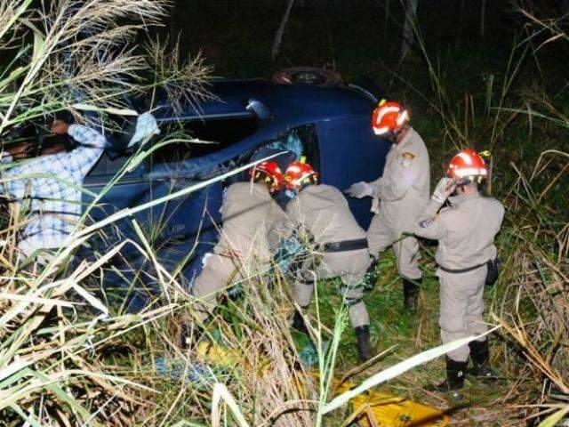 Jovem de 19 anos fica ferido depois de capotar ve&iacute;culo na BR-267 