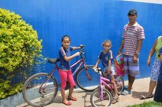 Samildo leva uma bicicleta a tiracolo para buscar as filhas na escola, além de usar a magrela para trabalhar. 