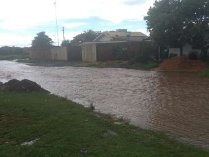 Após chuva de 10 minutos, ruas viram rios em bairros de Campo Grande