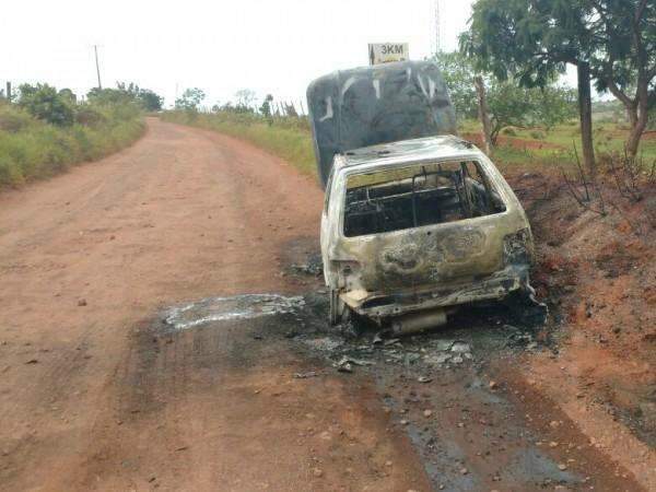 Carro furtado pela manh&atilde; &eacute; encontrado incendiado em estrada no Nova Lima