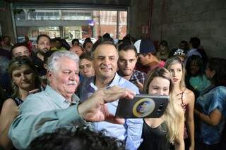 Aécio falou com eleitores e deu entrevista coletiva no Centro de Campo Grande antes de ir embora da cidade (Foto: Marcos Ermínio)