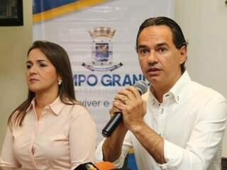 Ao lado da vice prefeita, Adriane Lopes, o prefeito fez o balanço dos 100 dias de administração (Foto: Marcos Ermínio)