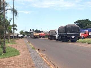 Caminhões estão estacionados nas redondezas da Receita Federal, em Ponta Porã (Lucimar Couto)