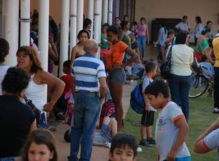 Pais, estudantes, funcionários e socorridas se misturam em escola onde crianças passaram mal em Campo Grande. (Foto: Simão Nogueira)