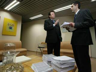 Deputado Maurício Picarelli entrega relatório e documentos da CPI das construtoras a procurador do MPT. (Foto: Divulgação)