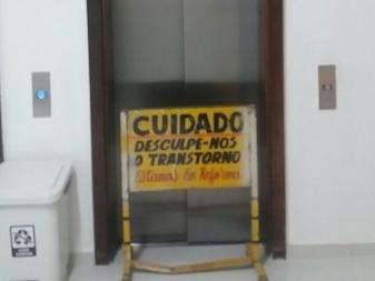 T&eacute;cnico de enfermagem diz que elevador caiu depois de blecaute