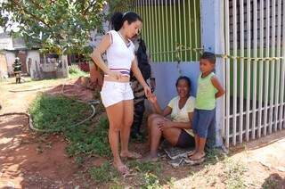 Dona de casa lamenta tragédia (foto: Simão Nogueira)