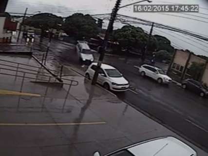 Bueiro aberto causa acidentes e vídeo mostra voo de carro em avenida