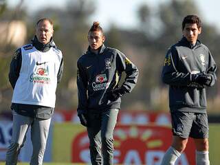 Mano orienta Neymar e Ganso durante treino. (Foto: Terra)