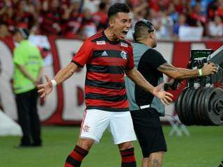 Jogador comemorando a vitória do rubro-negro, esta noite (29). (Foto: FlamengoFC) 