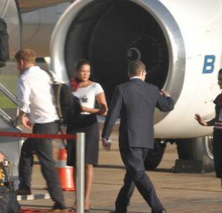 O príncipe Harry, de camisa branca, embarca em avião para deixar Mato Grosso do Sul: proteção sigilosa da Polícia Federal e do Exército. (Foto: Marlon Ganassin)
